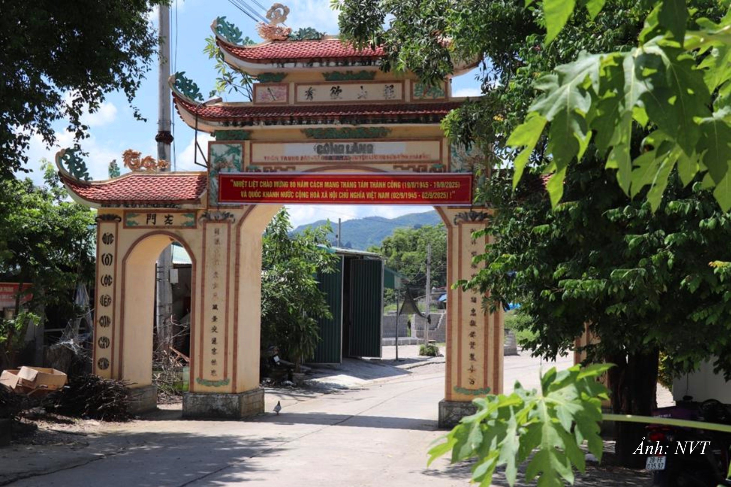 DT8. Cổng làng thôn Trung Báo được xây dựng khang trang và cổ kính