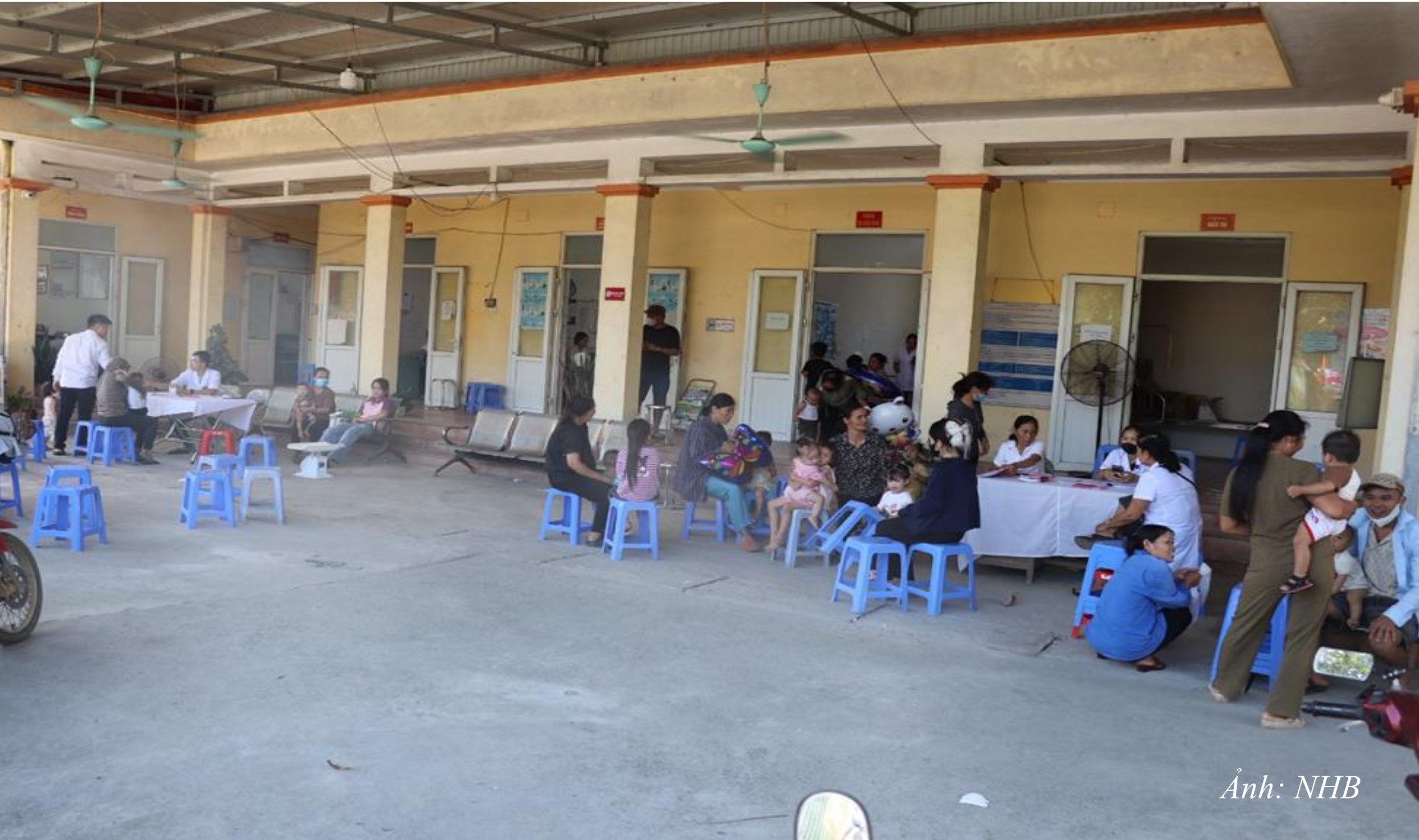 NT22. Nhân dân kiểm tra sức khỏe tại trạm y tế thôn Quán Trắng