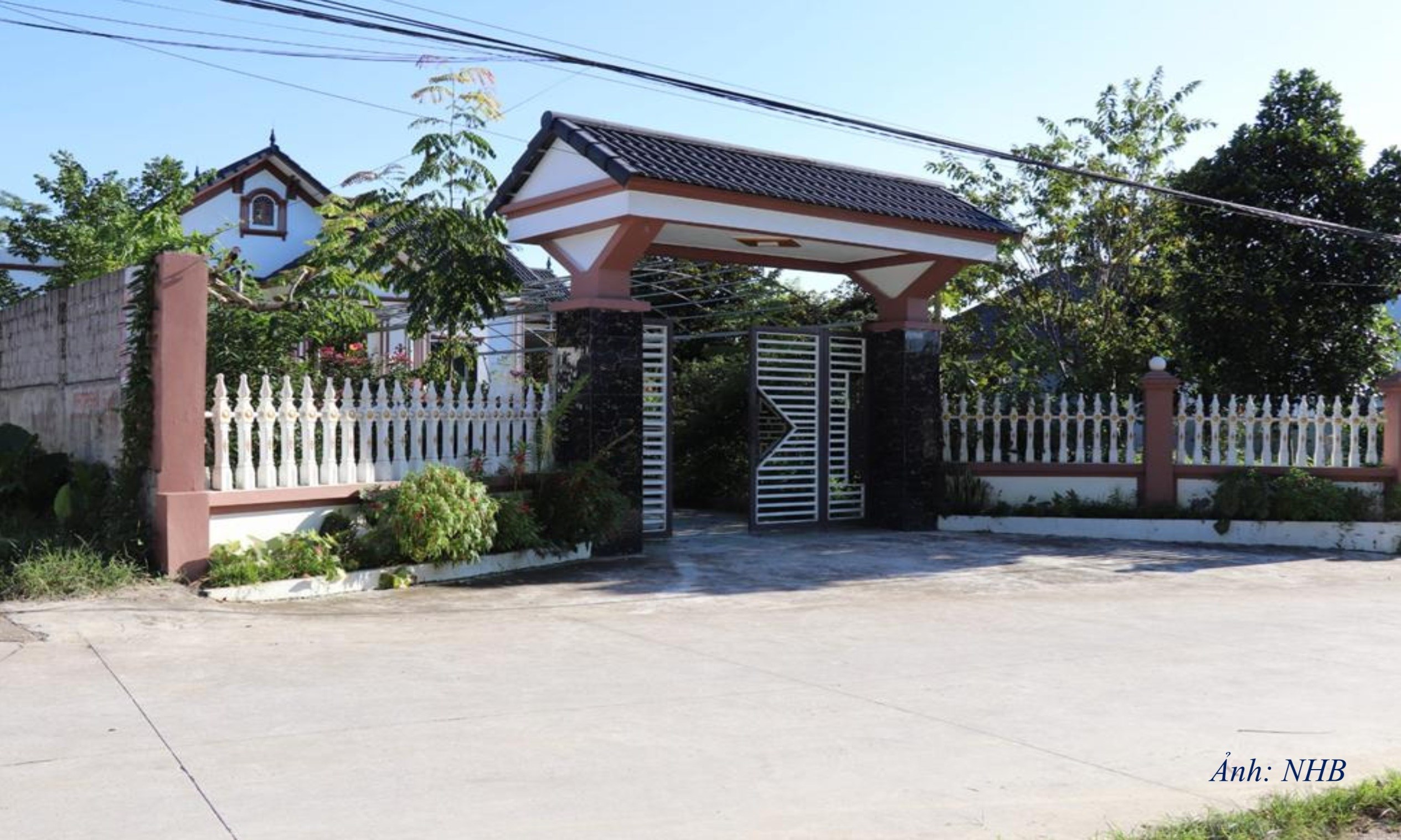 NT26. Một trong những ngôi nhà hiện đại trên địa bàn xã phản ánh sự phát triển kinh tế của gia đình, cũng như của địa phương