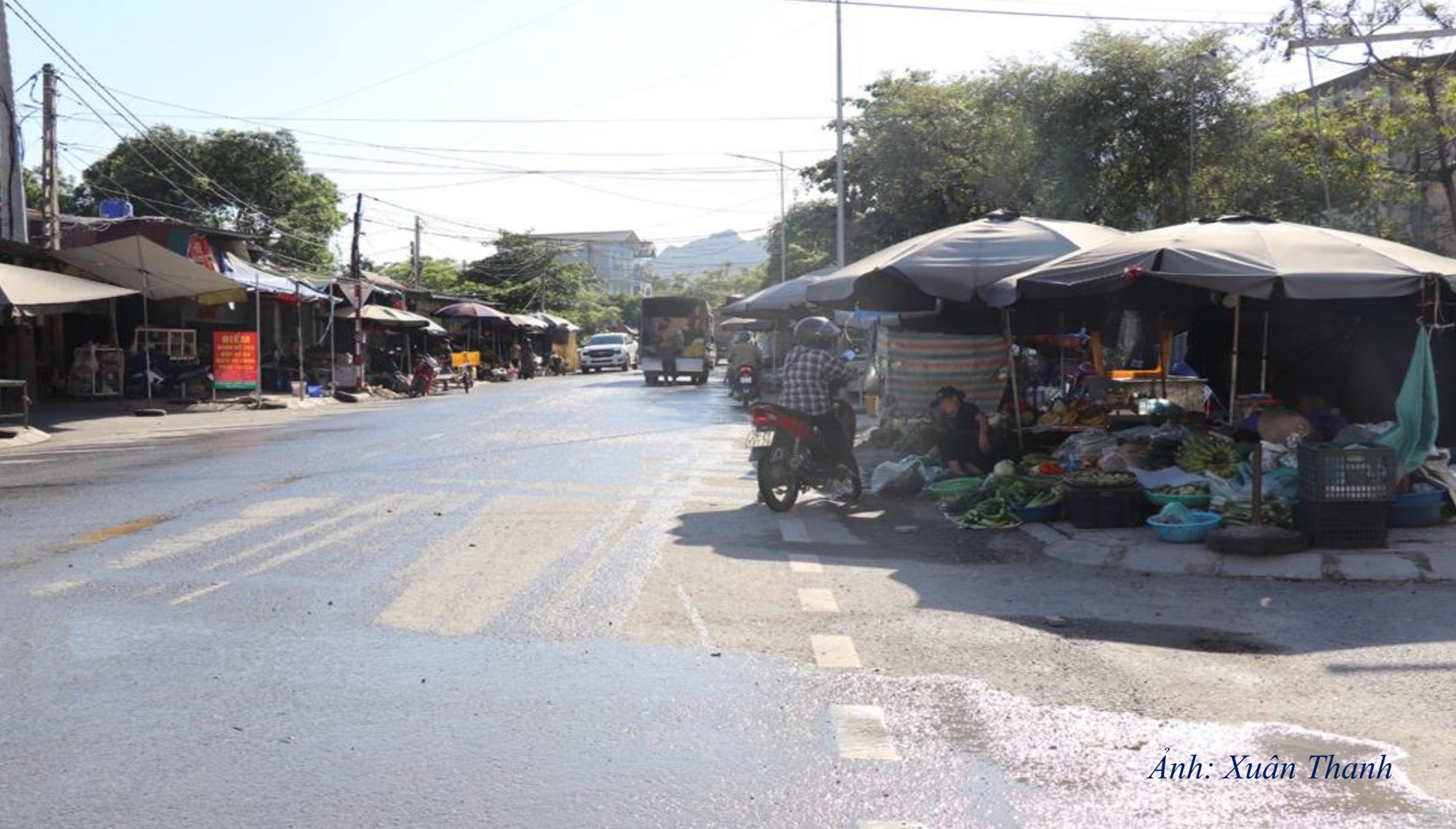 NT32. Một góc chợ chiều tại thôn Quán Trắng