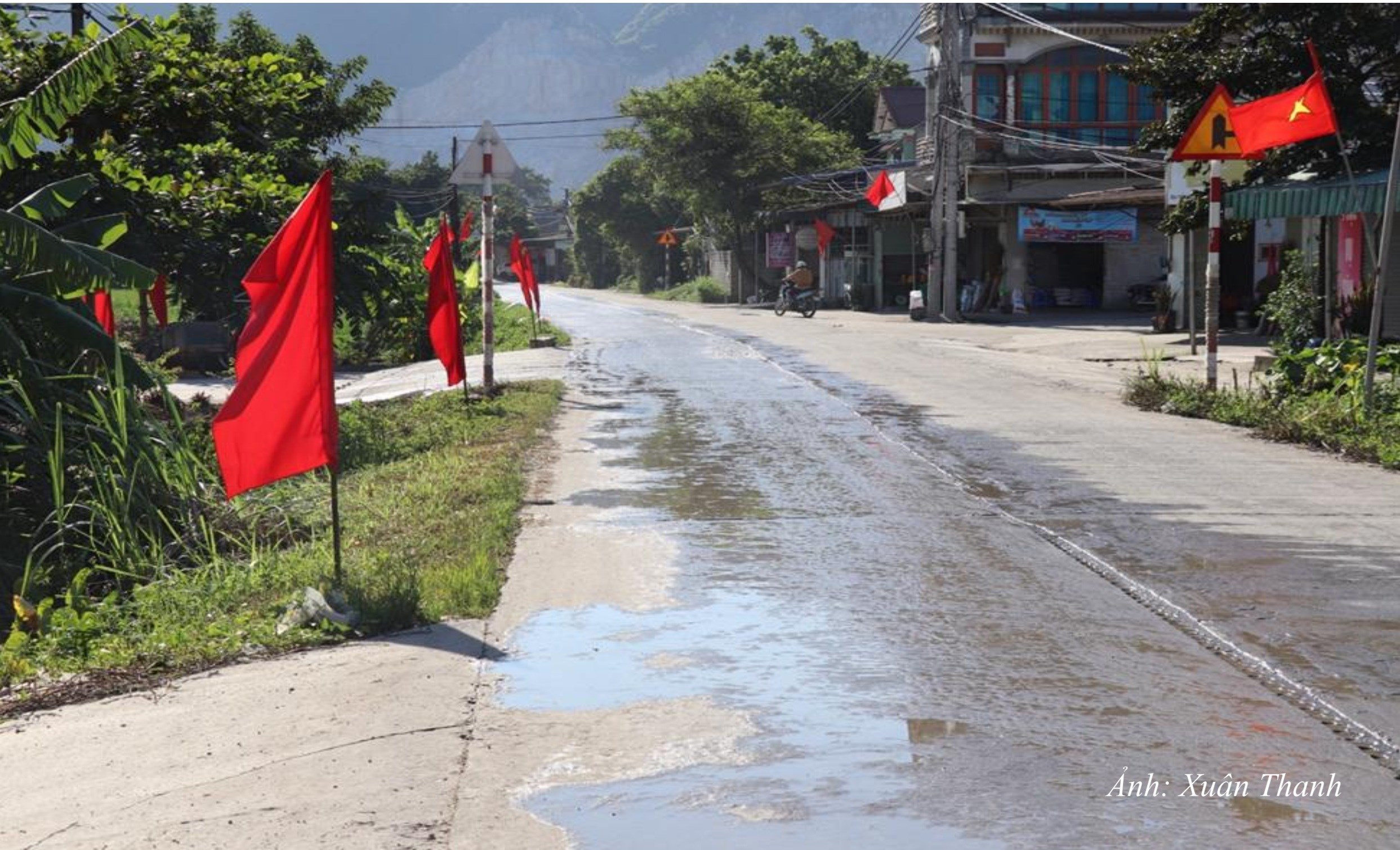 NT33. Cờ được cắm ven đường cổng Làng Ao Kềnh chào mừng quốc khánh 2.9.2025