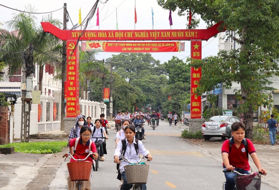 GN24. Học sinh thôn Ứng Liêm trên đường từ trường về nhà