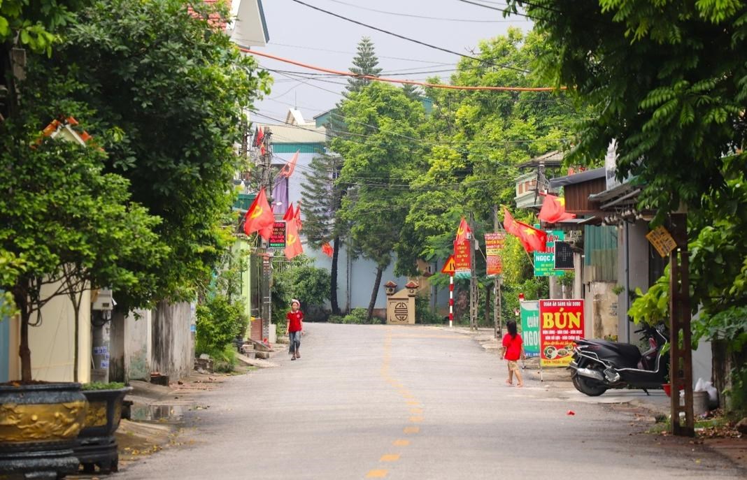GN26. Đường thôn Ứng Liêm được nhựa hóa với nhiều cây xanh