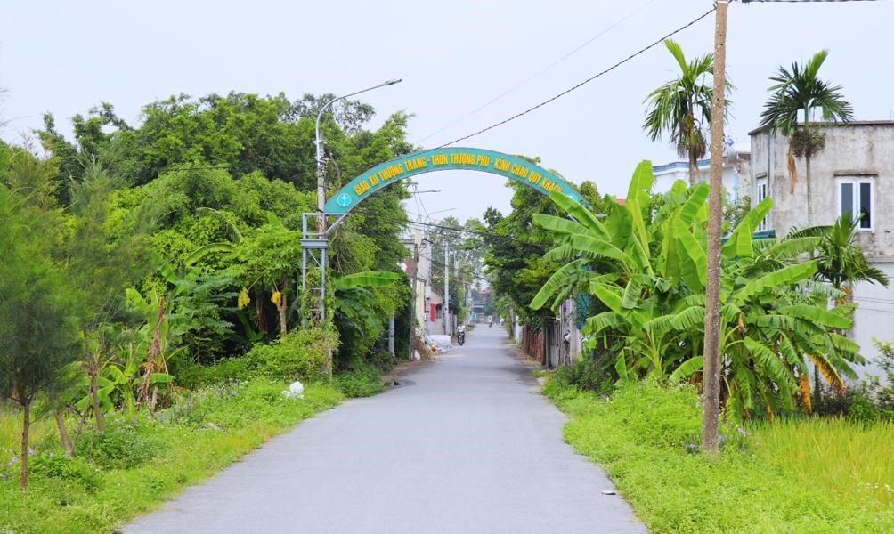 GN37. Đường vào thôn Thượng Phú đã được nhựa hoá